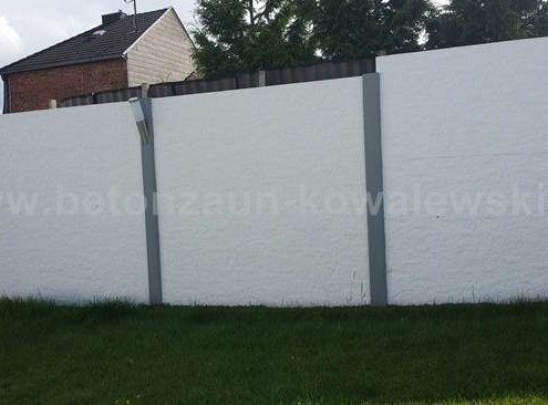 BETONZAUN KOWALEWSKI - Betonzaun Granit Standard Premium in RAL 9010 mit abgesetzten Pfosten in RAL 7040
