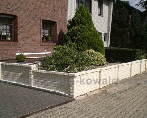 BETONZAUN KOWALEWSKi - Betonzaun Altstein Doppelmotivplatte als Vorgarteneinfassung mit Pfosten und Abdeckungen in Dekor, RAL 9016
